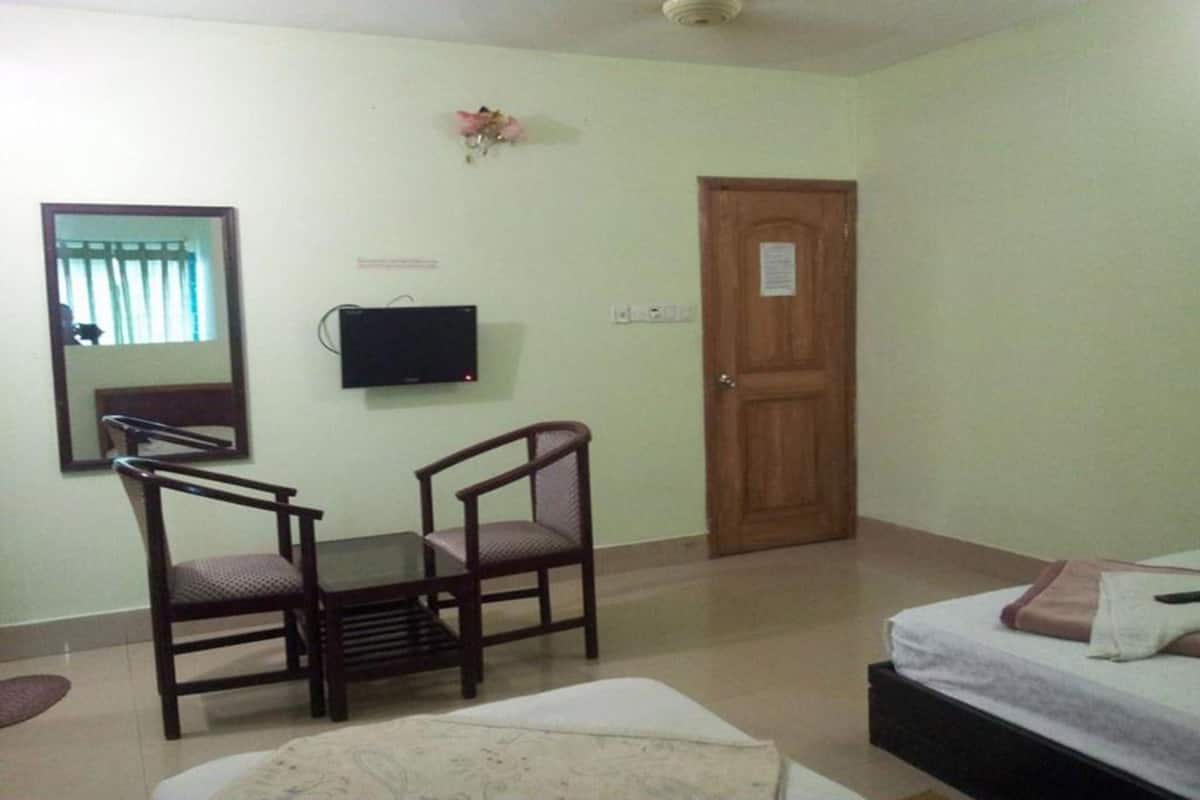 Family Suite | Desk, free WiFi, bed sheets