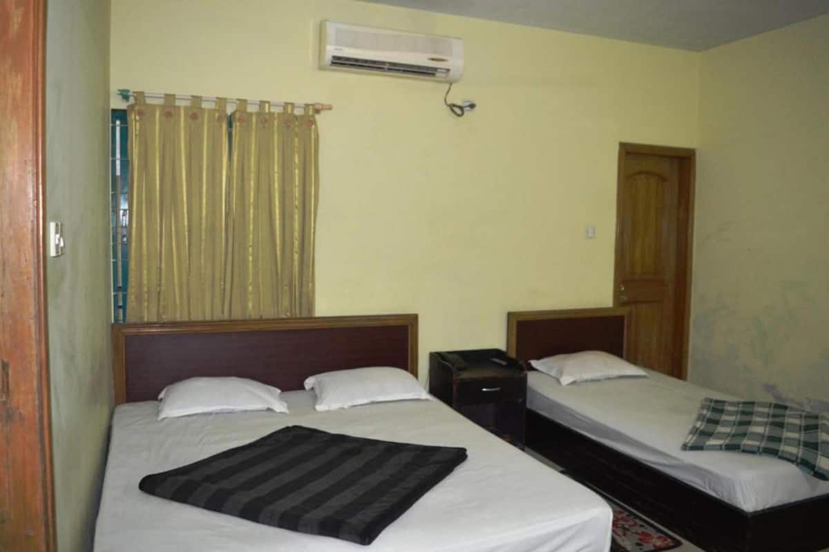 Executive Room | Desk, free WiFi, bed sheets