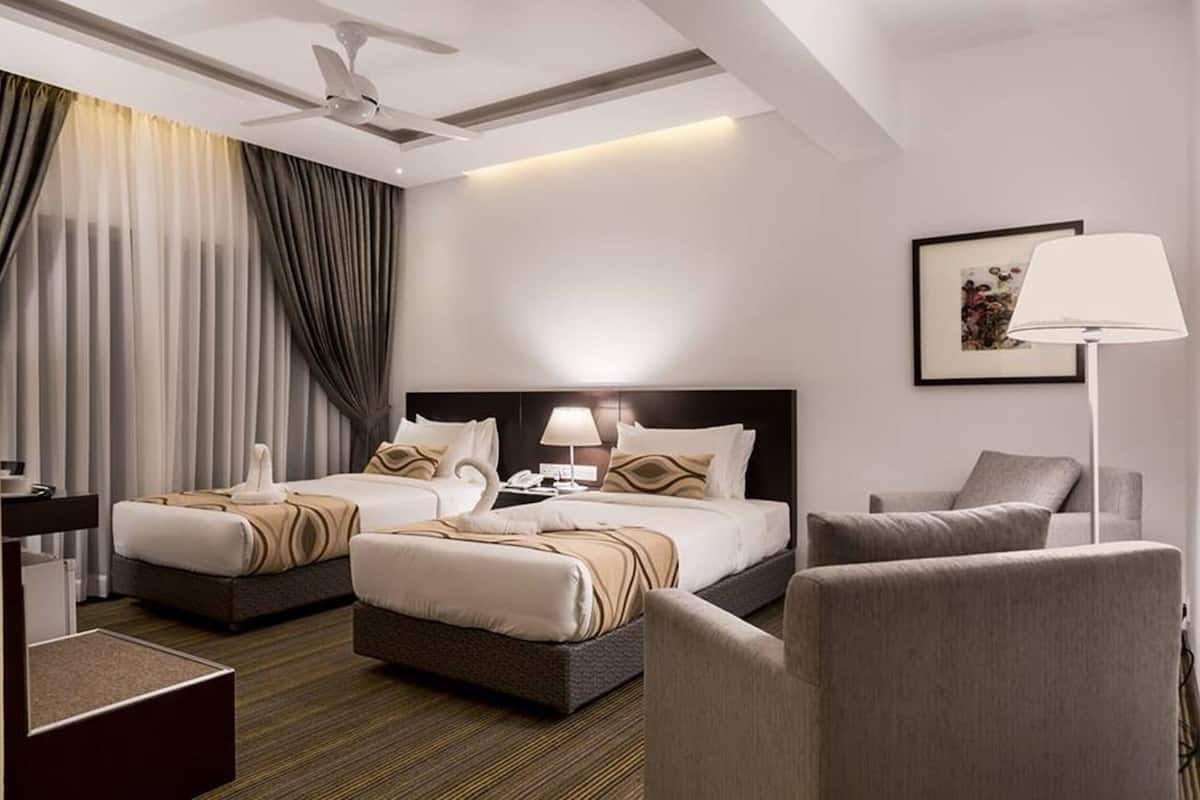 Deluxe Twin Room | In-room safe, desk, soundproofing, bed sheets