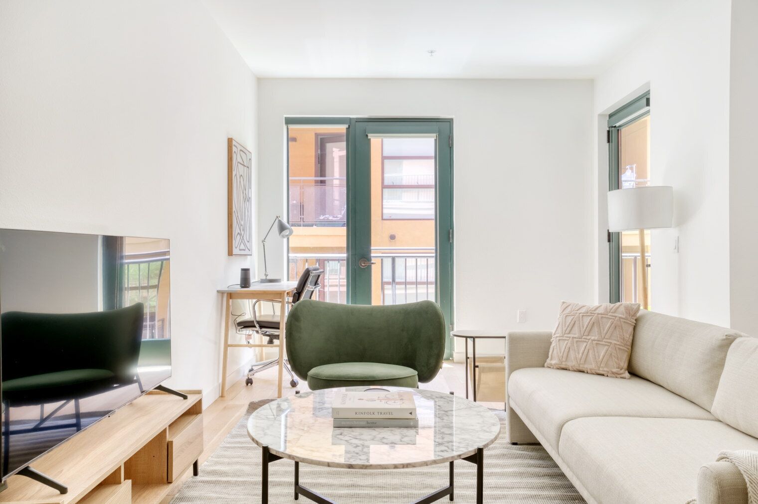 Sleek Hollywood Studio w/ Gym, Pool & BBQ, walk to Metro, by Blueground