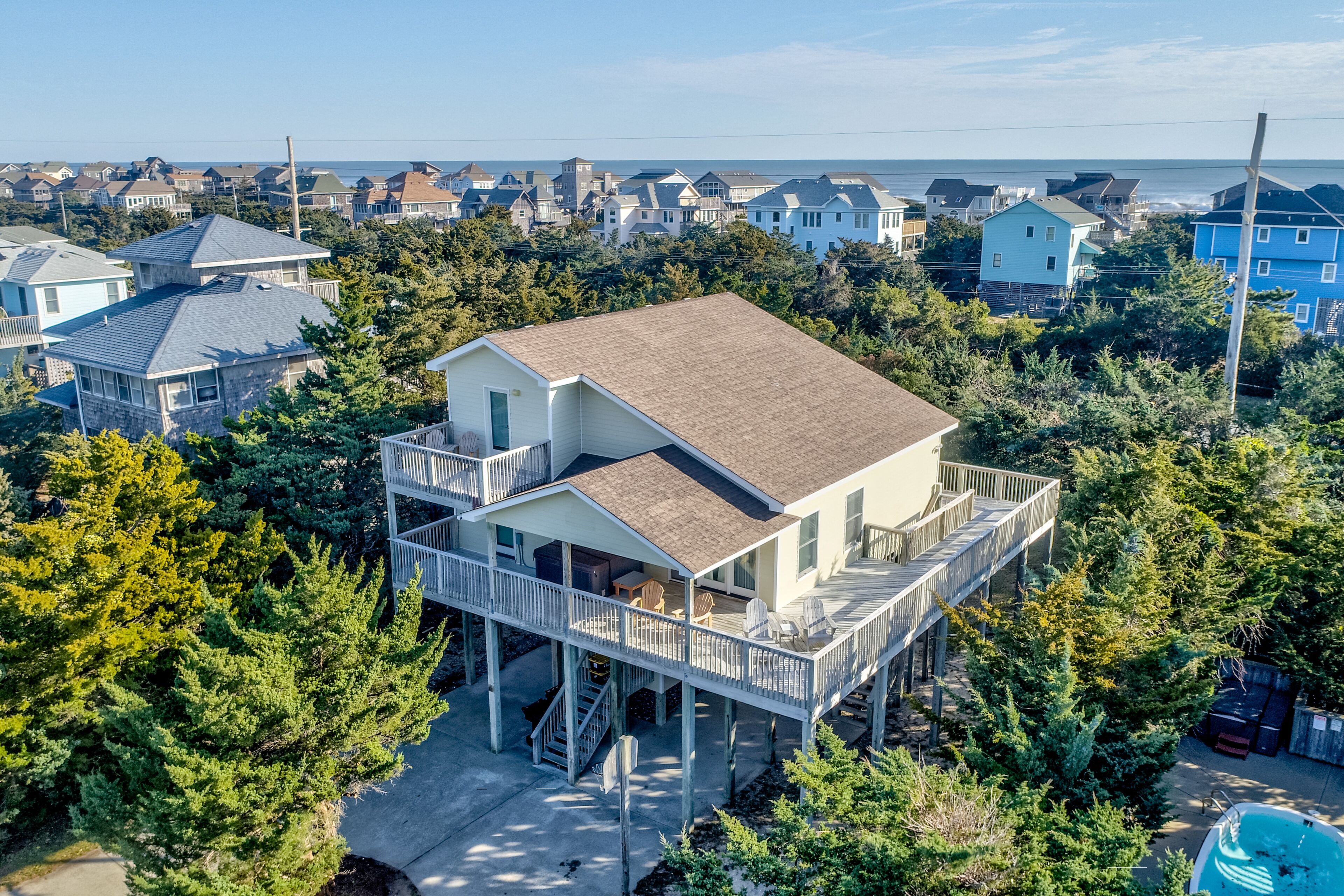 Comfy home near beach with WiFi, deck, and pool - dogs welcome