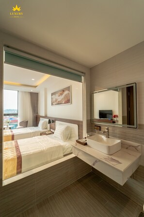 Deluxe Double Room | Bathroom | Shower, hydromassage showerhead, designer toiletries, hair dryer - Luxury Hotel (Cao Bang)