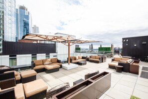 Terrace/patio - Lovely Downtown 1BR w/ Gym, W/D & BBQ, near Nightlife, by Blueground (Seattle)