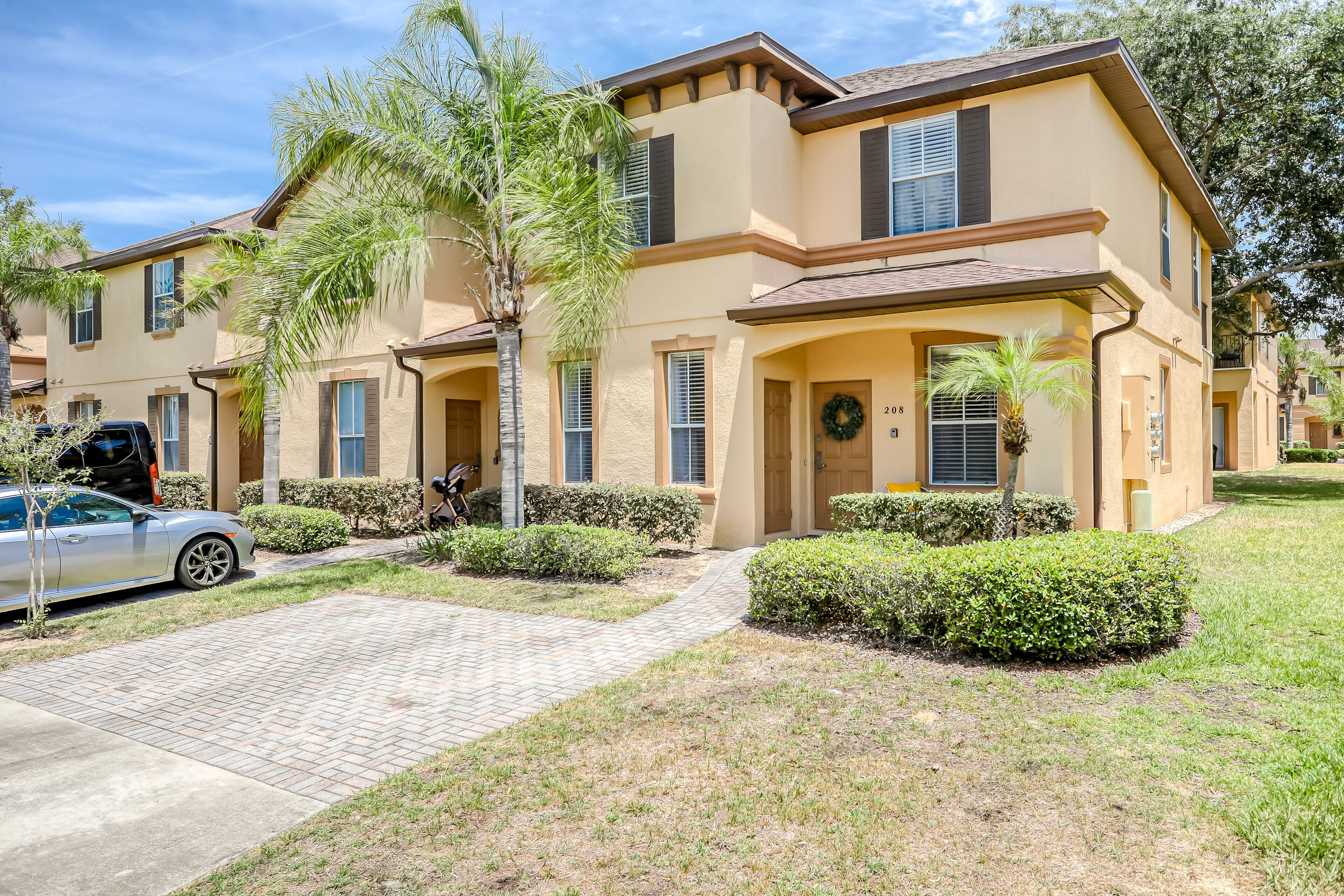Dreamy townhome with AC, patio, balcony, on-site pools & gym - dog-friendly