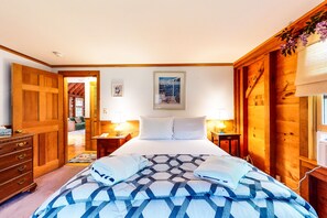 4 bedrooms, internet, bed sheets - Charming home set on private lot with WiFi, sunroom, W/D, & great location (Edgartown)