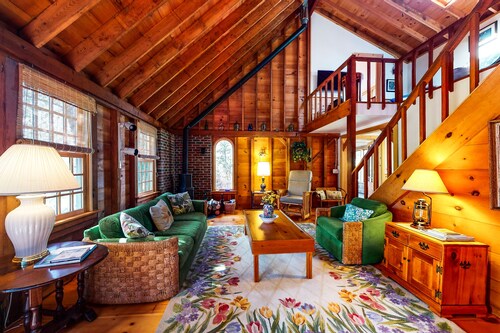 Charming home set on private lot with WiFi, sunroom, W/D, & great location