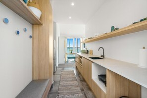 Kjøleskap, mikrobølgeovn, kaffetrakter/tekoker og brødrister