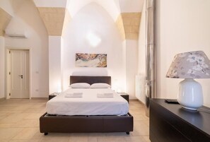 2 bedrooms, iron/ironing board, free WiFi, bed sheets - Holiday Home Sleeps 6 in the Historic Center of Le (Lecce)
