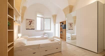 Holiday Home Sleeps 6 in the Historic Center of Le