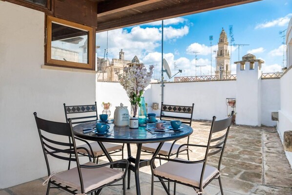In-room dining - Holiday Home Sleeps 6 in the Historic Center of Le (Lecce)