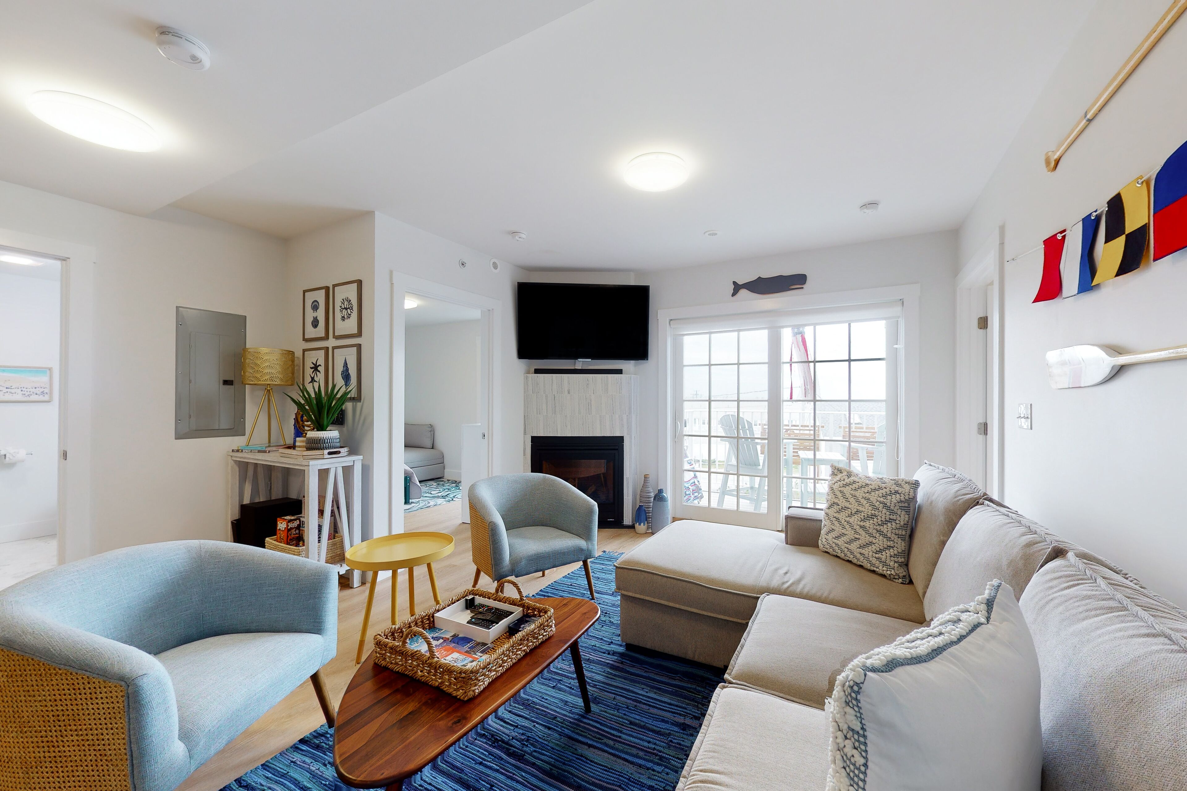 Televisión, chimenea, libros, estéreo