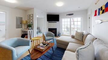 Televisión, chimenea, libros, estéreo