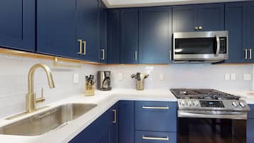 Geladeira, micro-ondas, fogão, cooktop