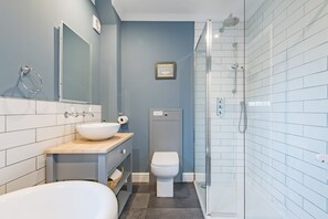 Baignoire, séchoir à cheveux