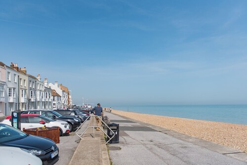 Charming cottage in the conservation area of Deal, sleeping 5 guests, pet friendly, seconds from the