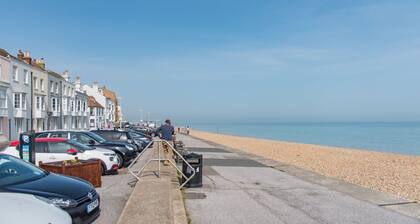 Charming cottage in the conservation area of Deal, sleeping 5 guests, pet friendly, seconds from the