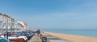 Charming cottage in the conservation area of Deal, sleeping 5 guests, pet friendly, seconds from the