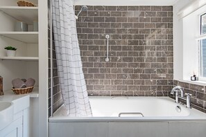 Douche, sèche-cheveux
