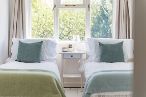 3 bedrooms, desk, iron/ironing board, WiFi - Charming cottage in the heart of Whitstable - Peace Cottage (Whitstable)