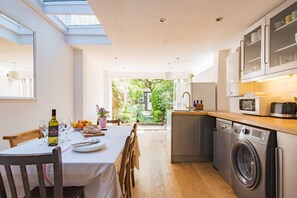 Fridge, microwave, oven, stovetop - Charming cottage in the heart of Whitstable - Peace Cottage (Whitstable)