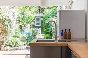 Fridge, microwave, oven, stovetop - Charming cottage in the heart of Whitstable - Peace Cottage (Whitstable)