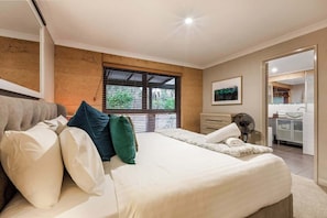 7 bedrooms, desk, iron/ironing board, WiFi