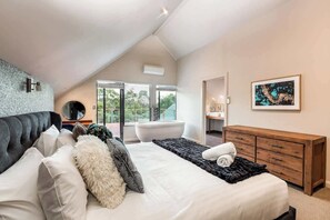 6 bedrooms, iron/ironing board, WiFi, bed sheets