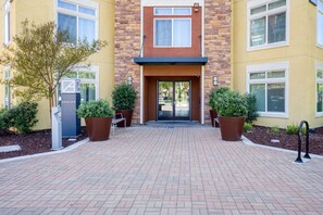 Exterior detail - Elegant Dublin 2BR w/ Gym, Lounge & Pool, steps to BART, by Blueground (Dublin)