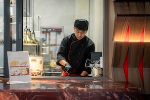 朝食 (ビュッフェ)、毎日提供 (有料)