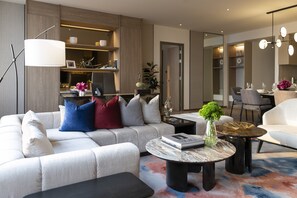 Down duvets, minibar, in-room safe, individually decorated - Ascott Embassy Sathorn Bangkok (Bangkok)