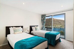 5 bedrooms, iron/ironing board, WiFi, bed sheets - Lakeview Retreat - Queenstown Holiday Home (Queenstown)