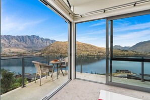 Interior - Lakeview Retreat - Queenstown Holiday Home (Queenstown)