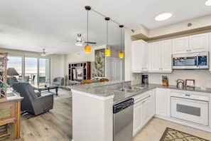 Refrigerador, microondas, lavavajillas y cafetera y tetera 