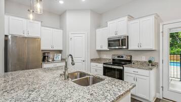 Réfrigérateur, micro-ondes, lave-vaisselle, cafetiÚre/bouilloire