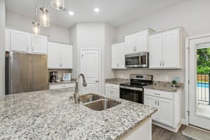 Refrigerador, microondas, lavavajillas y cafetera y tetera 