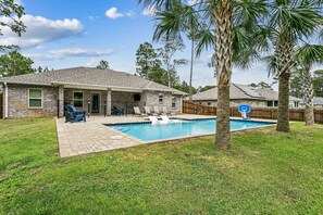 Pool - Beautiful Pet Friendly Home With Private Pool - Minutes To Navarre Beach - Fast WiFi (Navarre)