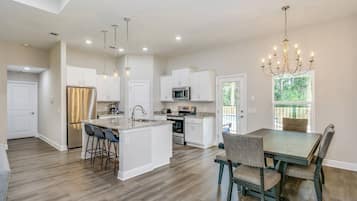 Réfrigérateur, micro-ondes, lave-vaisselle, cafetiÚre/bouilloire