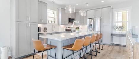 Refrigerador, microondas, parrilla de estufa y lavavajillas