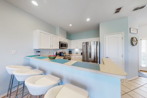 Inviting dog-friendly getaway with screened sunroom, pool, pickleball, & tennis