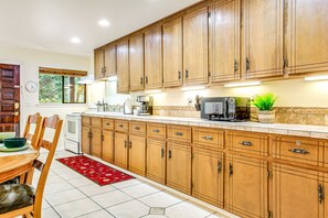 Fridge, microwave, oven, stovetop - Dog-friendly ground-floor home with spacious patio, gas firepit and grill (Stanwood)