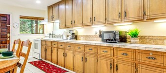 Dog-friendly ground-floor home with spacious patio, gas firepit and grill
