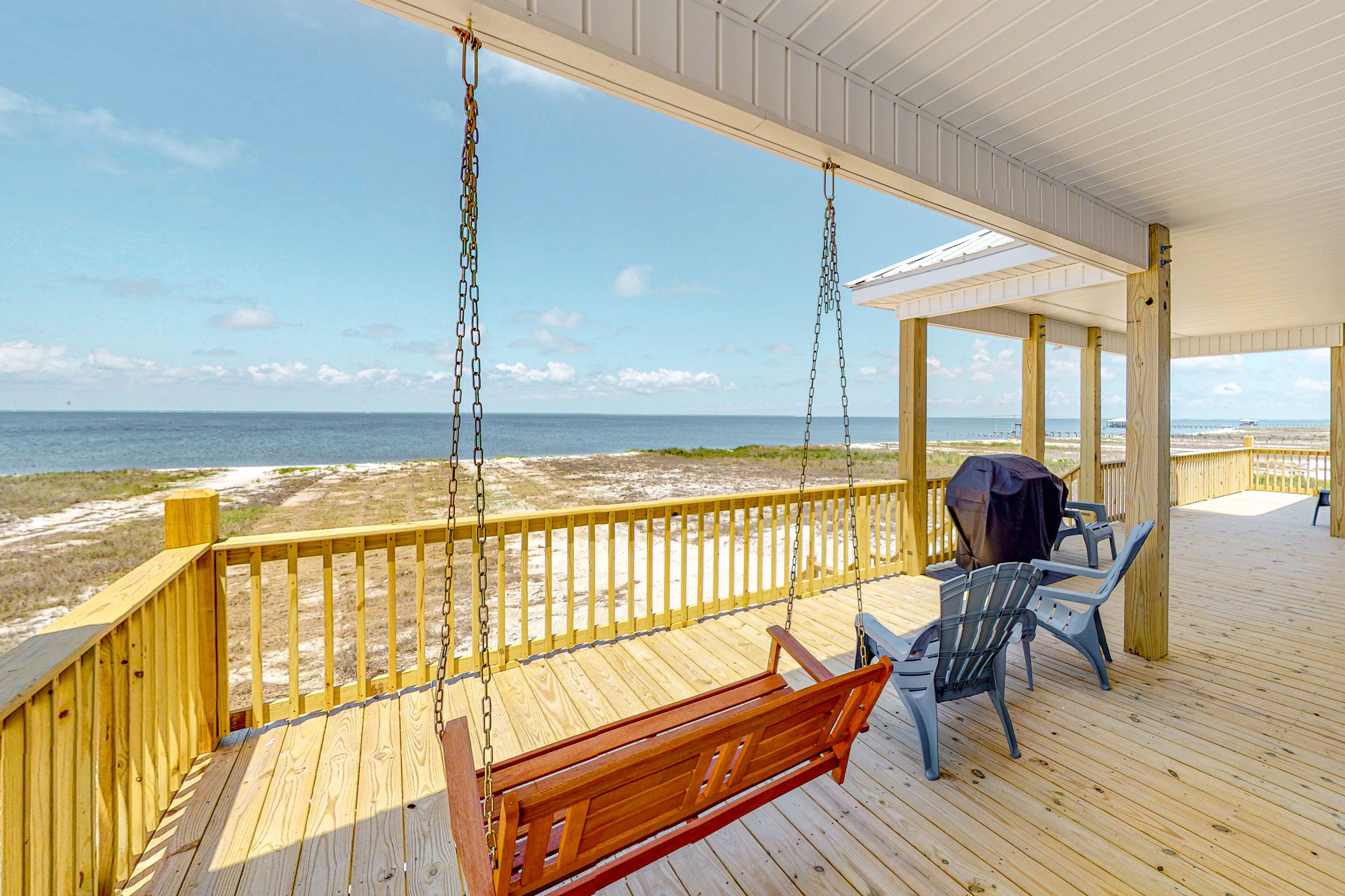 Amazing beachfront house with ocean view, washer/dryer & WiFi - dog-friendly