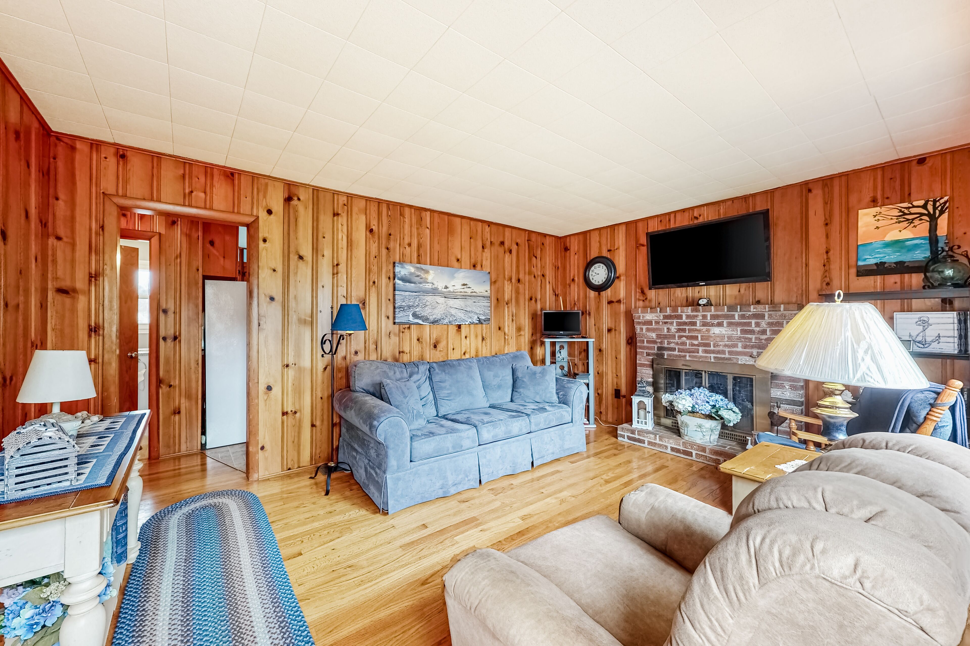 TV, fireplace, DVD player, books