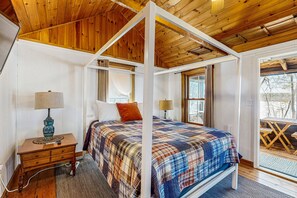 Tabla de planchar con plancha, wifi y ropa de cama 