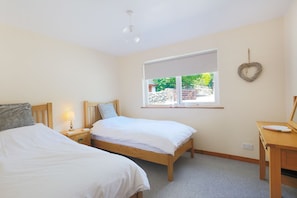3 bedrooms, WiFi, bed sheets - Croftdean - a house that sleeps 6 guests in 3 bedrooms (Dalbeattie)