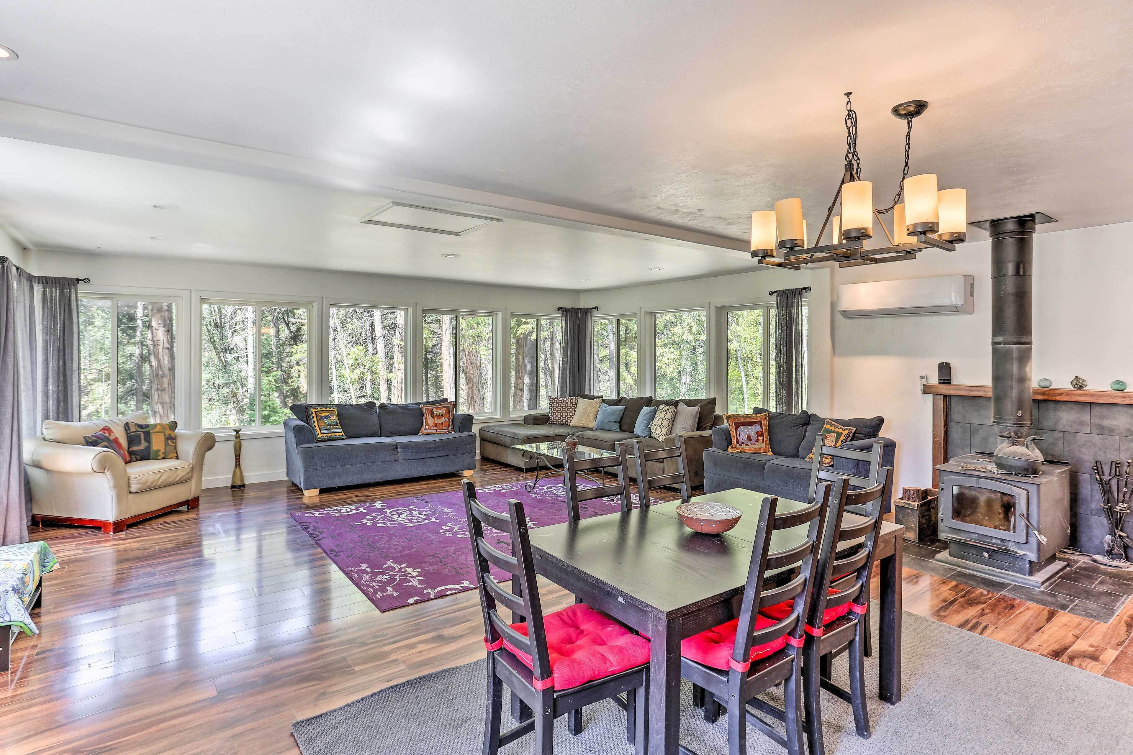 Vibrant Weaverville Escape W/ Deck & Creek! - Weaverville, CA