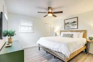 3 bedrooms, desk, iron/ironing board, free Internet