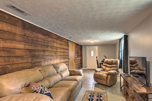 'Lynn' Dog-Friendly Abode w/ Mountain Views!