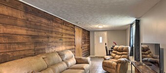 'Lynn' Dog-Friendly Abode w/ Mountain Views!