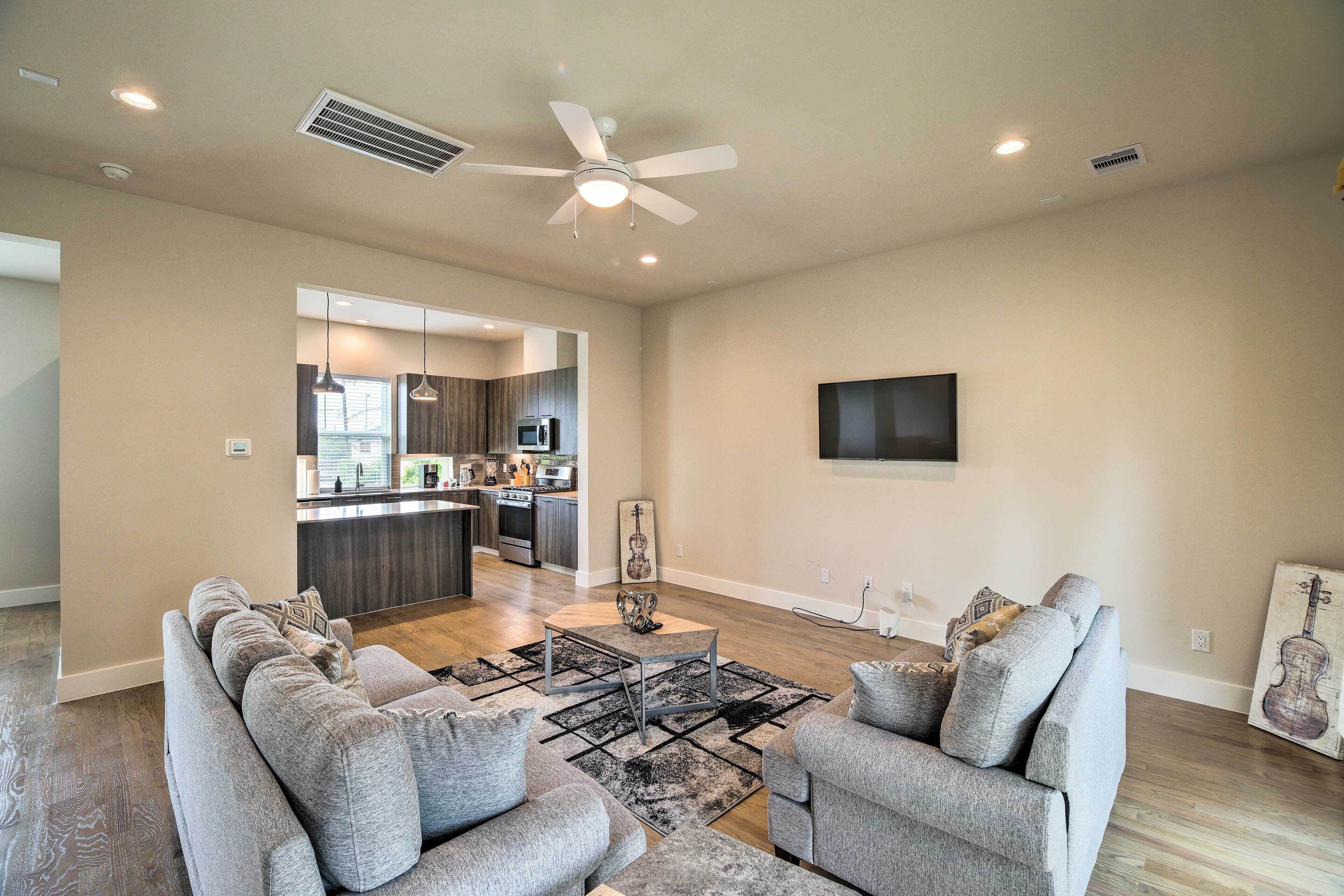 Spacious Townhome < 2 Mi to Downtown Houston!